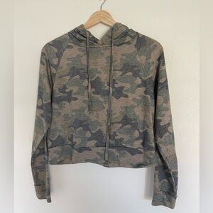 NWOT Tresics Green Camo Lightweight Cropped Hoodie